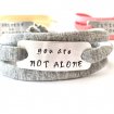 Bestel de You are not alone armband