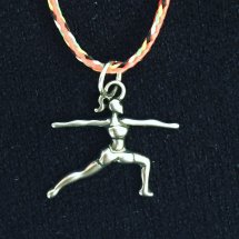 Yogahanger aan rood gekleurd koord armband