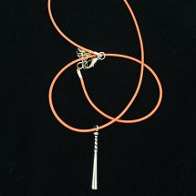 Zilverkleurige bat aan oranje waxkoord armband