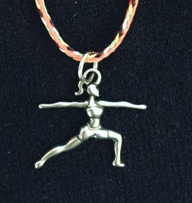 Yogahanger aan rood gekleurd koord armband
