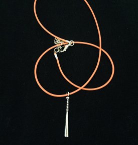 Zilverkleurige bat aan oranje waxkoord armband