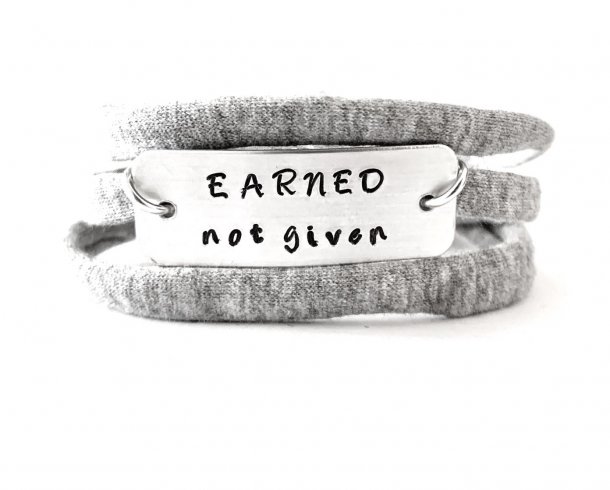 Bestel de EARNED not given armband