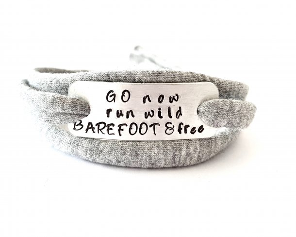 Bestel de Go now run wild barefoot & free armband