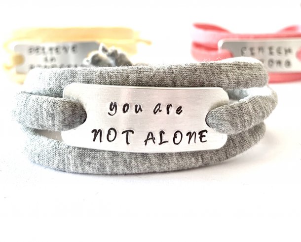 Bestel de You are not alone armband