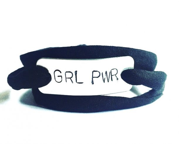 Bestel de GRL PWR armband