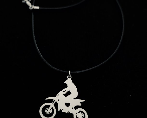 Bestel de Motorcrosser aan zwarte ketting armband