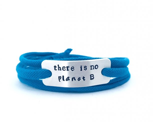 Bestel de There is no planet B armband